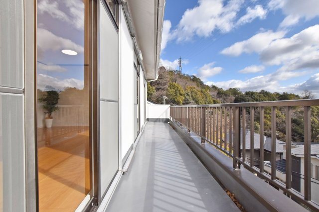 西宮市苦楽園四番町中古戸建│4LDKのバルコニー|主寝室と洋室に面したバルコニーは陽当たり良好です。