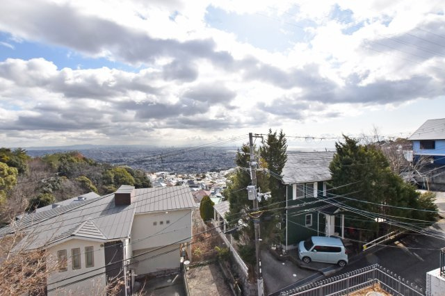 西宮市苦楽園四番町中古戸建│4LDKの展望|バルコニーからは西宮市の市街が一望できます。