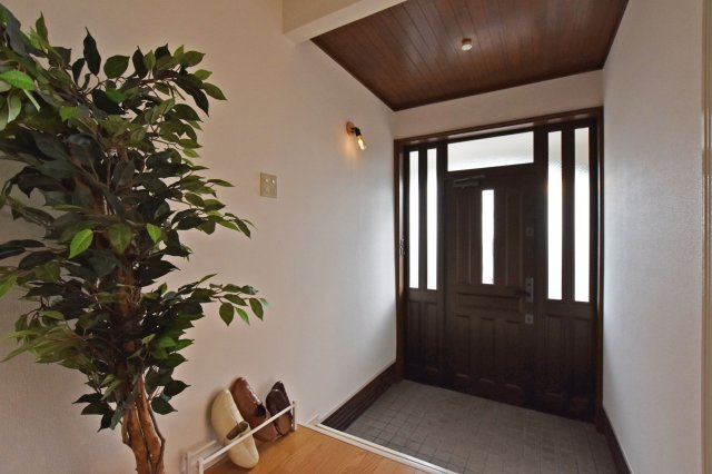 西宮市苦楽園四番町中古戸建│4LDKの玄関|玄関を中から撮影した写真です。