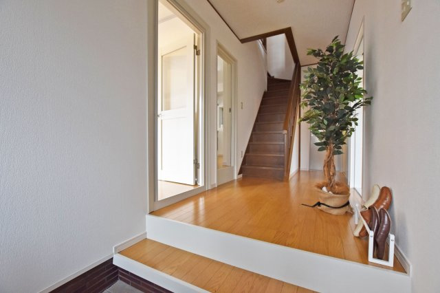 西宮市苦楽園四番町中古戸建│4LDKの玄関|広々とした玄関は大勢の来客が来ても余裕の広さです。