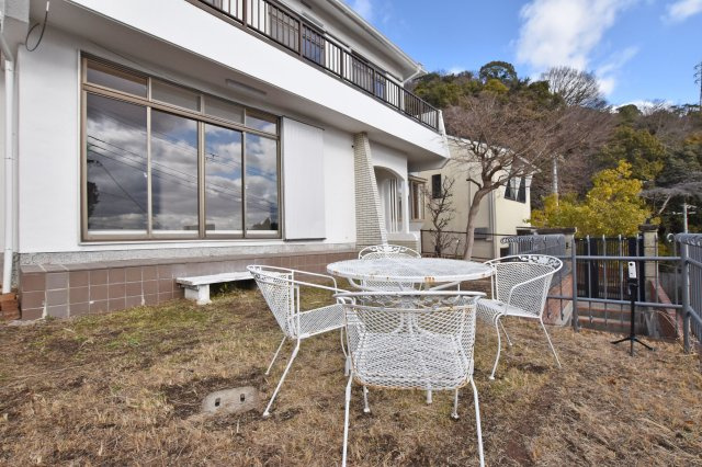 西宮市苦楽園四番町中古戸建│4LDKの庭|庭ではガーデニングも楽しめます。