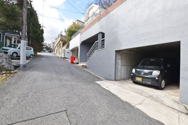 西宮市苦楽園四番町中古戸建│4LDKの前面道路含む現地写真|前面道路（幅員約5.8ｍ）