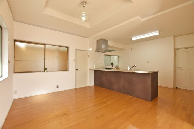 西宮市苦楽園四番町中古戸建│4LDKの居間・リビング|対面式キッチン前はダイニングテーブルを置いても余裕の広さです。