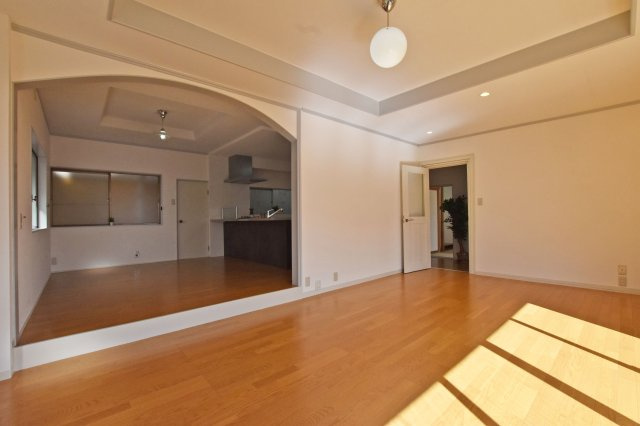 西宮市苦楽園四番町中古戸建│4LDKの居間・リビング|南東側に面したリビングは明るい自然光が差し込む空間になります。