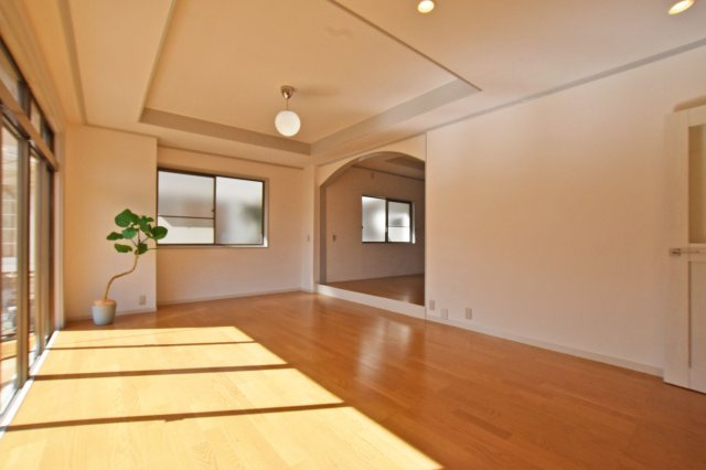 西宮市苦楽園四番町中古戸建│4LDKの居間・リビング|家具の配置がしやすいリビングは実生活が想像しやすい形状になっています。