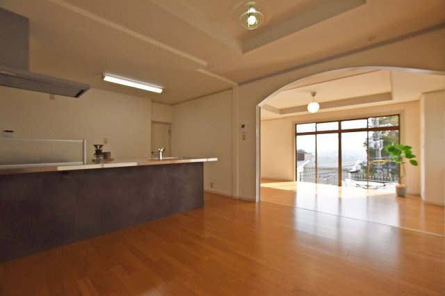 西宮市苦楽園四番町中古戸建│4LDKのダイニング|ダイニングスペースからリビングを撮影した写真です。