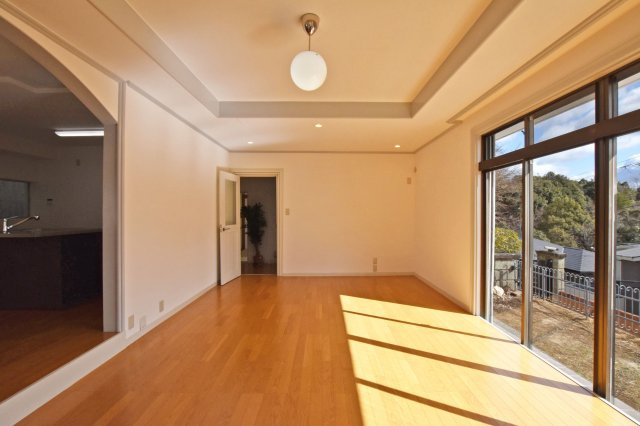 西宮市苦楽園四番町中古戸建│4LDKの居間・リビング|リビング南東側に大きな窓があるので日中も本当に明るいです。