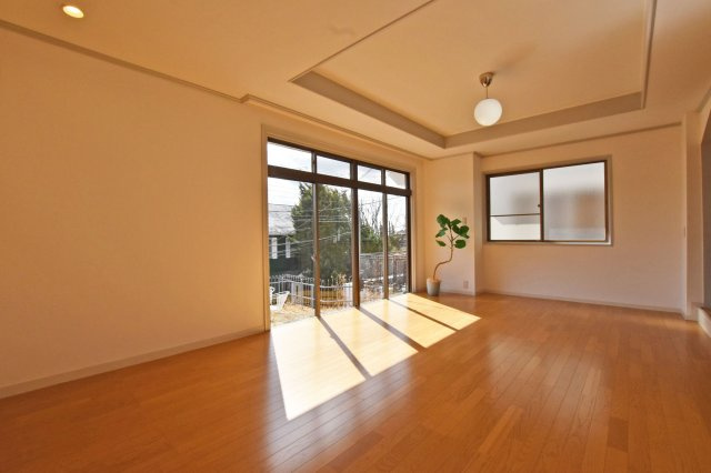 西宮市苦楽園四番町中古戸建│4LDKの居間・リビング|庭に面して大きな窓があるので光が差し込んできます。