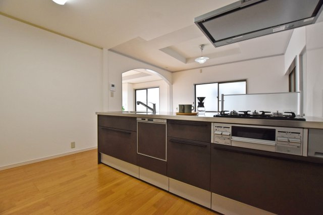 西宮市苦楽園四番町中古戸建│4LDKのキッチン|キッチン周りは十分なスペースが確保されているので料理中も効率よく動けます。