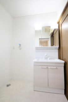 【独立洗面台】 | 早稲田中古戸建 | 三面鏡の中には収納スペースがあります