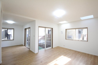 【居間・リビング】 | 早稲田中古戸建 | リビングは南西で陽当り良好