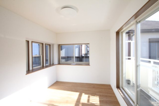 【洋室】 | 早稲田中古戸建 | 日差しが差し込みお部屋を暖かくしてくれます