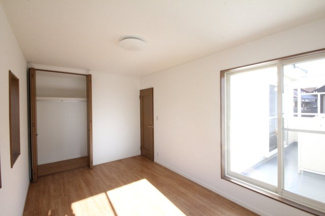 【洋室】 | 早稲田中古戸建 | 各お部屋にクローゼットがあります