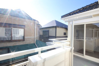 【バルコニー】 | 早稲田中古戸建 | 二部屋行き来できるバルコニー