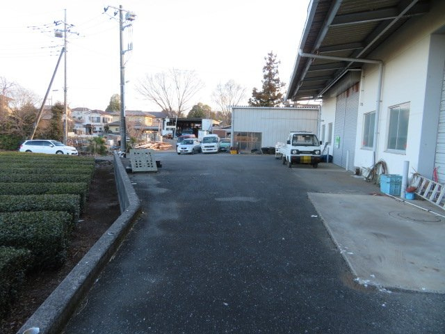 所沢市糀谷の倉庫の駐車場