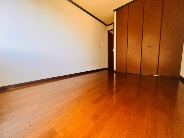 レトアファインの洋室|玄関入って左の6帖の洋室です。