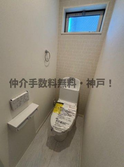 【トイレ】 | 神戸市須磨区村雨町6丁目　新築戸建　仲介手数料無料！ | 落ち着いた色調のトイレです