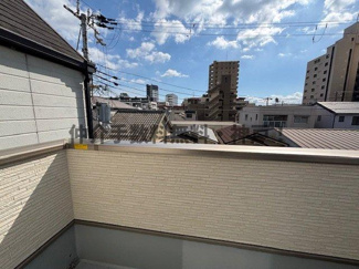 【バルコニー】 | 神戸市須磨区村雨町6丁目　新築戸建　仲介手数料無料！ | 開放的で明るい空間を演出してくれるバルコニーです