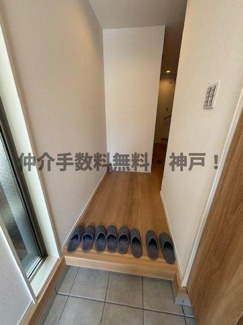 【玄関】 | 神戸市須磨区村雨町6丁目　新築戸建　仲介手数料無料！ | 明るい玄関です