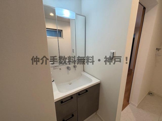 【独立洗面台】 | 神戸市須磨区村雨町6丁目　新築戸建　仲介手数料無料！ | 独立洗面台、小物を置くことができて便利です