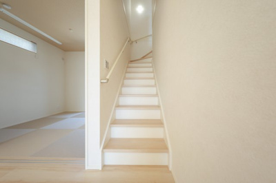 【洋室】 | 鈴鹿市稲生塩屋2丁目《2号棟》 | 階段