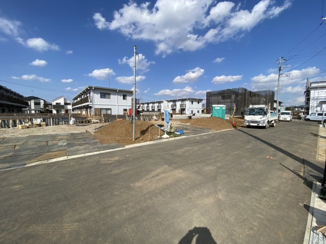 本三里塚第４　新築戸建て　８号棟の前面道路含む現地写真