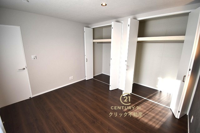 クレアスタウン  水戸市東野町　16の洋室|フローリングなので重い家具も置けます。カーテンと家具を揃えるなどして、お好みのインテリアを楽しむことができます。収納スペースは全室に配備しております。