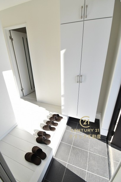 クレアスタウン  水戸市東野町　16の玄関|たっぷり収納できるシューズボックスで玄関もスッキリ！扉の中は可動棚ですので、靴に合わせて高さを自由に変えることができます。