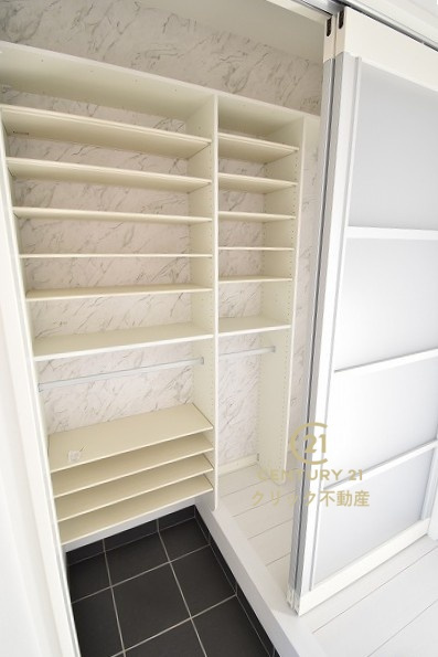 クレアスタウン  水戸市東野町　16の収納|SICです。可動棚ですので、しまいたいものに合わせて高さを自由に変えることができます。雨具、防災用品などを置くにも十分な容量です。