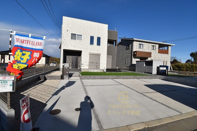 クレアスタウン  水戸市東野町　16の駐車場|並列駐車可能なカースペースを確保。毎日のお車の出し入れがストレスなく行えます！
内覧可能です。ご予約はHPから、またお電話でも、お気軽にどうぞ。