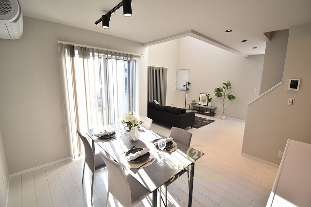 クレアスタウン  水戸市東野町　16の居間・リビング|日差しあふれる明るいLDKです。インテリアショップで見掛けた「あの家具」も映えるかも！白を基調とした内装ですので、あらゆるスタイルが馴染みます。