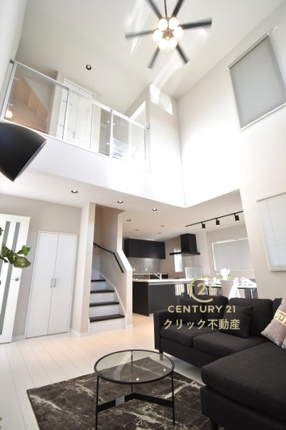 クレアスタウン  水戸市東野町　16の居間・リビング|上部吹抜けのリビングは開放感があります。家族で集まっても人を招いても、空間にゆとりがあると寛げます。お好みのインテリアで至福の時間をお楽しみください！