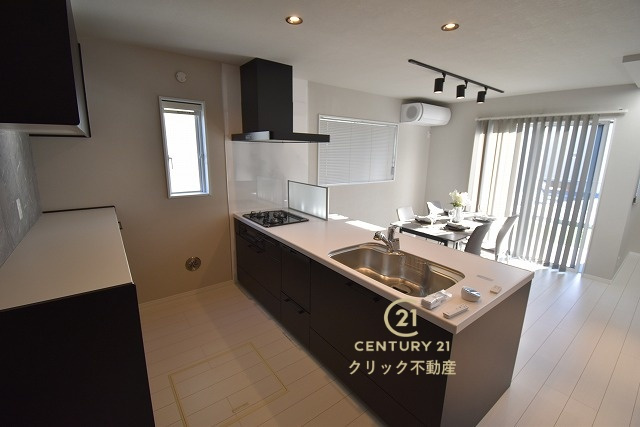 クレアスタウン  水戸市東野町　16のキッチン|美しいシステムキッチンです。ワイドなカウンターと高い収納力で、家族で一緒に料理をするにも十分な広さ。お手入れしやすいので清潔を保つことができます。