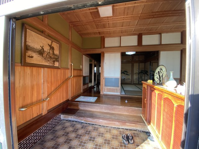 串間市寺里1丁目中古住宅の玄関