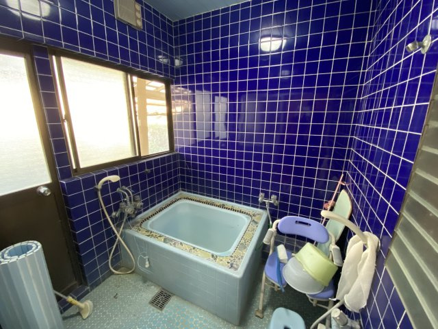 串間市寺里1丁目中古住宅の浴室