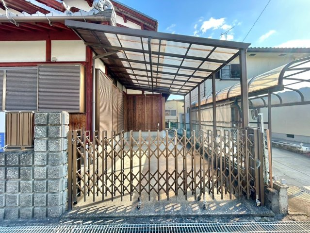 野洲市冨波甲　中古戸建ての駐車場