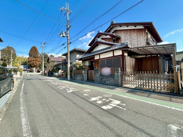 野洲市冨波甲　中古戸建ての前面道路含む現地写真