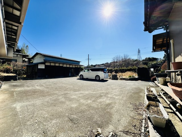 足柄上郡中井町井ノ口　敷地広々和風建築の駐車場