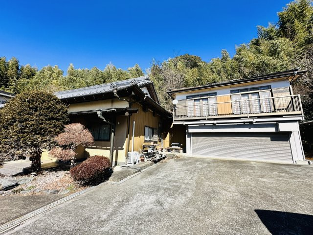 足柄上郡中井町井ノ口　敷地広々和風建築の駐車場