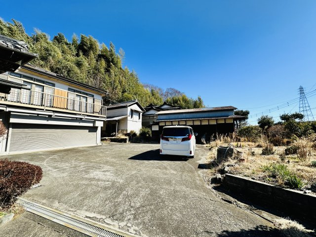 足柄上郡中井町井ノ口　敷地広々和風建築の駐車場