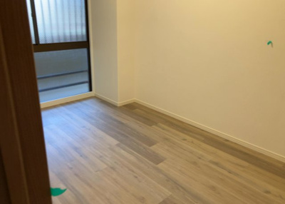 【洋室】 | サーパス上溝第２ | 洋室のメリットは重い家具が置きやすく、身の回りが整理しやすいことです。 床がフローリングのため畳とは異なり凹みにくいです。 クローゼットなど収納が豊富で、普段使わない旅行カバンや服の整頓も簡単にです。