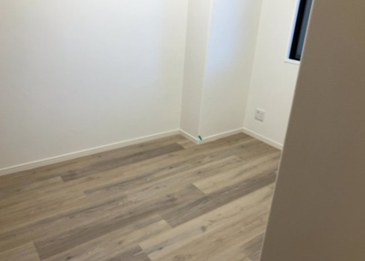 【寝室】 | サーパス上溝第２ | 寝室でゆっくりと過ごすためにはベッド周りの適度な空間を担保することや窓の位置、照明の明るさ、寝室の広さなどを考える必要があります。自身や家族の構成とライフスタイルに併せて寝室にする部屋を選びましょう！