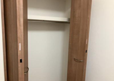 【収納】 | サーパス上溝第２ | デザイン性を重視しすぎて収納が少なかった！なんてことにならないため、事前に現地で収納の数を確認しておくことをお勧めします。クローゼット以外にも床下収納や屋根裏収納、パントリーなどもチェックしましょう。