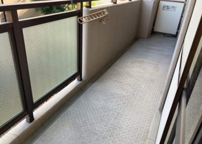 【バルコニー】 | サーパス上溝第２ | バルコニーは、室外の専用スペースのうち、「屋根がなく開放された空間」であるものを指します。ベランダより広いタイプのものが多く、日当たりもよいため家庭菜園などを楽しみたい人にとって適した環境となります。