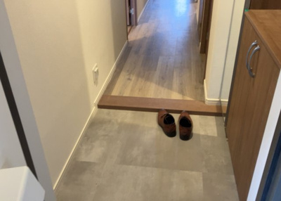 【玄関】 | サーパス上溝第２ | 玄関は家の顔でもあり、家族以外の目にも止まる場所です。玄関は外との間を仕切る扉、靴などをしまっておく収納スペース、靴脱ぎのたたきスペース、来客とのやり取りをするドアホンなど複数のアイテムからなります。