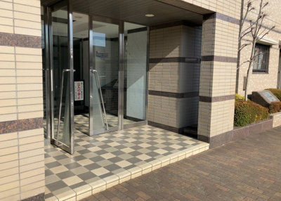 【エントランス】 | サーパス上溝第２ | マンションのエントランスには、もともと風よけや防犯の役割がありますが、マンションによって宅配ボックスなどの設備が備わっている所もあります。日々の生活をイメージしながら生活しやすさをチェックしましょう。