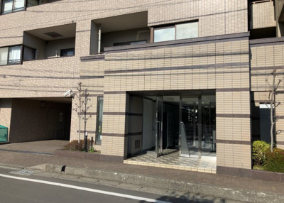 【現況写真】 | サーパス上溝第２ | 外観はマンション管理がされているかの目安になります。築年数が古いと、壁面は劣化してひび割れが生じることも！建物が古びていても細かいところが修繕されていると、きちんと管理されているなぁと感じるでしょう。