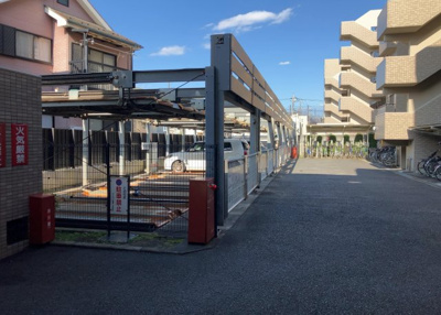 【駐車場】 | サーパス上溝第２ | 車一台あたりに必要なスペースは、標準サイズの普通自動車で横幅2m50cm、長さ5mは必要になります。ただし、乗降のことも考慮して横幅3m30cm、長さ5m50cmほどは確保できるところを選びましょう。