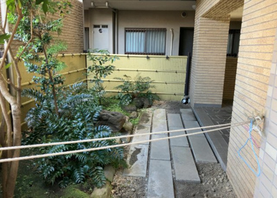 【中庭】 | サーパス上溝第２ | 中庭（パティオ）とは、一つの建築物の内部に設けられた、壁などで囲われている庭のことを指します。コの字型、ロの字型が主流ですが、L字型の中庭もあります。最近では、インテリア性の高さからも人気があります。