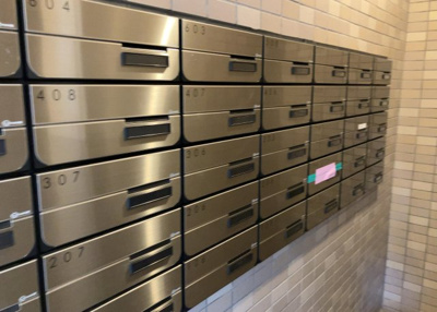 【設備】 | サーパス上溝第２ | エントランス付近に設置されている集合ポストは、住んでいる部屋と離れているため、ポストをあさるなど誰かに何かされていても被害に気づきにくいです。入居する時には他人に特定されにくい番号で鍵をかけましょう！